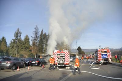 Aspach: Holzschuppen in Vollbrand auf dem Sonnenhof von Andrea Berg - 10 Fahrzeuge beschaedigt - Schaden im 6-stellingen Bereich